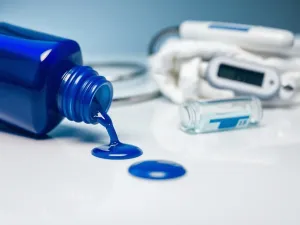 Sine paznokcie – przyczyny, objawy, leczenie