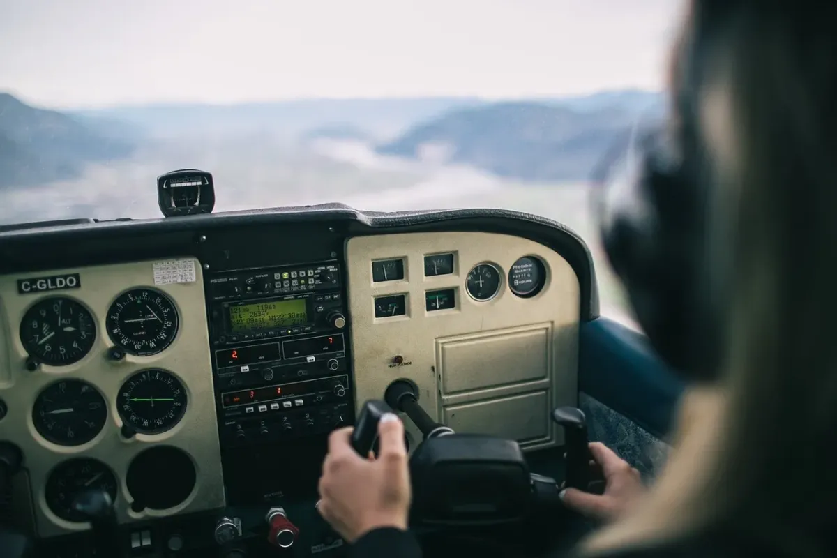 Ile zarabia pilot samolotu i jak nim zostać?